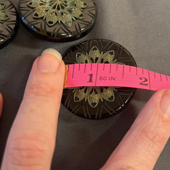 3 Large vintage buttons flower shaped raised detail - Picture 3 of 5